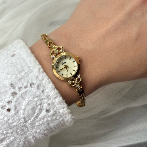 Retro Gold And White Dial with Crystal Accents Women’s Quartz Watch+ In Gift Box - Picture 1 of 8